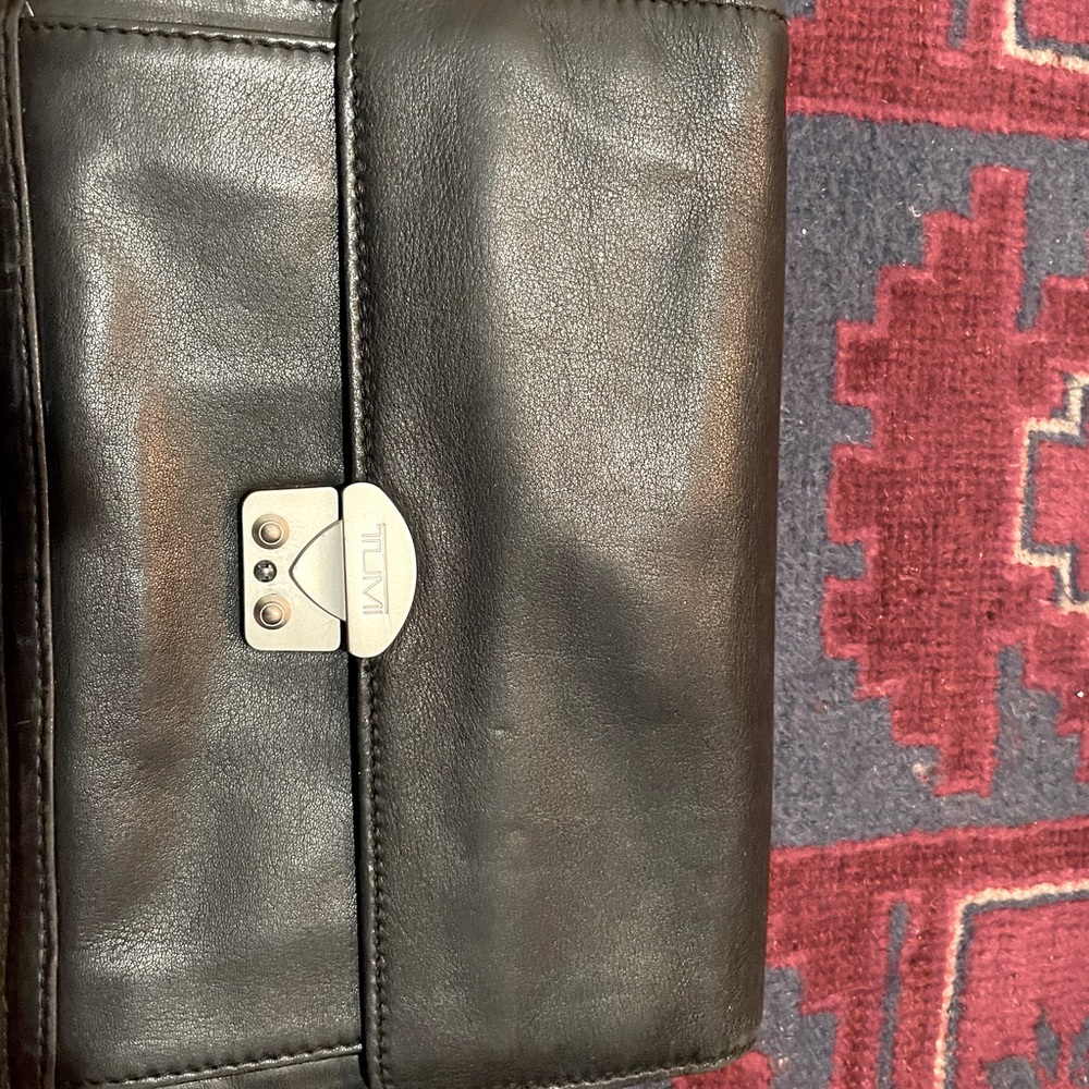 TUMI BLACK LEATHER MAN’s CLUTCH